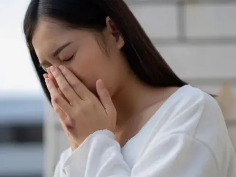 Mở cửa nhà, tôi bàng hoàng khi thấy mẹ chồng cũ nằm co ro trên bậc thềm suốt đêm, lời cầu khẩn sau đó khiến tôi chết lặng