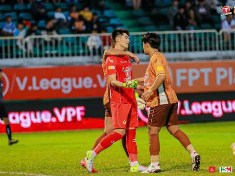Đánh rơi chiến thắng vào phút chót, HLV HAGL phản ứng khó tin với trọng tài