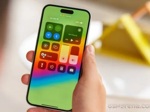 iPhone 15 Plus chìm sâu thấu đáy màn lớn có Dynamic Island rẻ nhất Việt Nam, đe nẹt Galaxy S24 Ultra