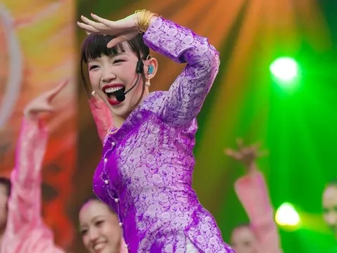 Đội Tóc Tiên náo động sân khấu "Chị đẹp đạp gió" với đám cưới miền Tây