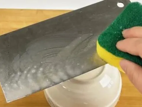 Chỉ cần làm một động tác nhỏ này, dao nhà bếp cùn sẽ sắc như mới, không cần đá mài hay bất kỳ dụng cụ đặc biệt nào
