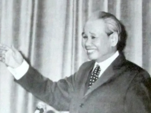 Nhà thơ duy nhất ở Việt Nam từng làm Bộ trưởng Bộ Ngoại giao, là chủ tịch đầu tiên của Hội nhà báo