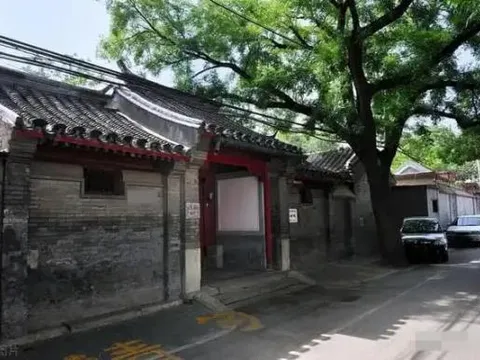 Người xưa thường nói: Nước từ cửa chảy ra ngoài, tiền mất, nhà đổ nát