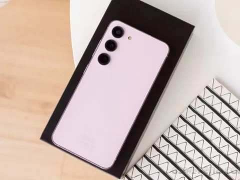 AI Phone nhỏ gọn giá rẻ hàng đầu Galaxy S23 đại hạ giá đón Tết 2025, bỏ xa đối thủ iPhone 15