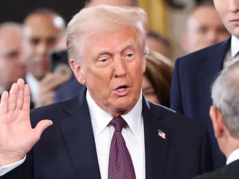 Ông Donald Trump tuyên thệ nhậm chức, chính thức trở thành Tổng thống thứ 47 của Mỹ