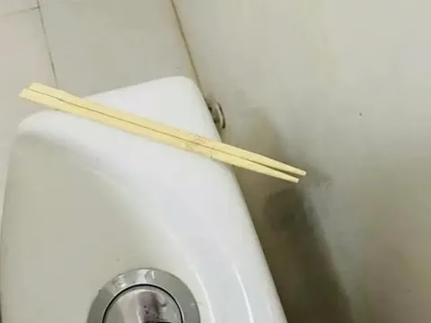 Tại sao phải đặt một đôi đũa trong bồn cầu? Hầu như không ai hiểu được tác dụng của nó, chúng ta càng hiểu sớm thì càng tốt