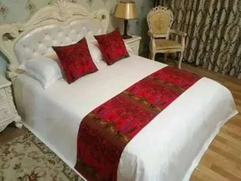 Tại sao lại có mảnh vải trải ngang trên giường khách sạn? Nhiều người không biết tác dụng, hãy nghe cô dọn dẹp nói thật