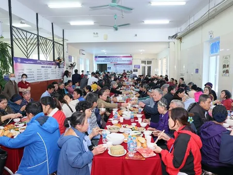 Mang yêu thương đến với bệnh nhân ung thư dịp Tết Ất Tỵ