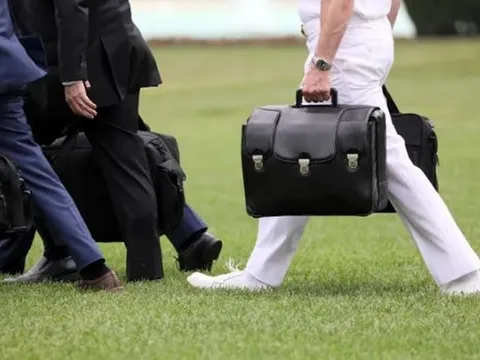 Bí ẩn chiếc vali hạt nhân và tấm thẻ nhựa ông Donald Trump được trao trong lễ nhậm chức Tổng thống Mỹ