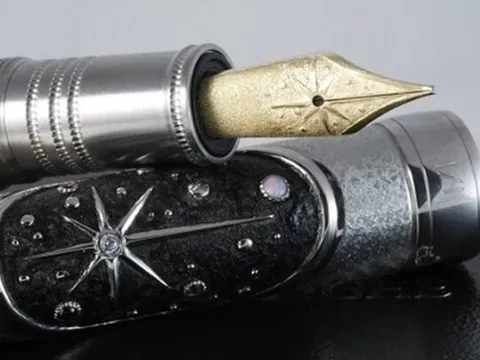 ‘Choáng’ với những chiếc bút làm từ ‘sắt của trời’ hơn 4 tỷ năm tuổi, có giá cao ngất ngưởng