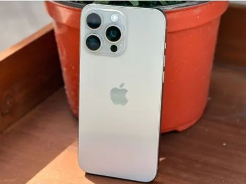 Bảng giá iPhone 15 cận Tết: Giảm giá kỷ lục toàn dòng, cực phẩm iPhone 15 Pro Max cũng rẻ như bèo