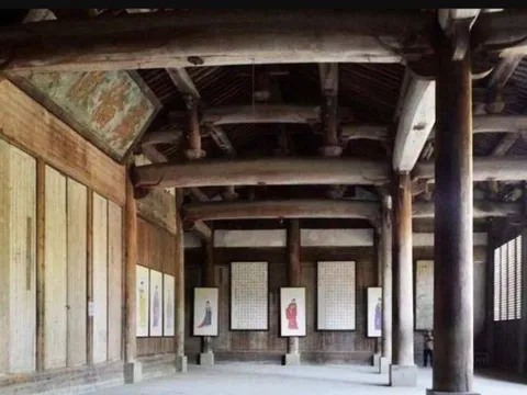 Ngôi chùa cổ sở hữu 4 chiếc cột gỗ quý hơn 'kim cương' giá 3400 tỷ: Người người xếp hàng vào xem!