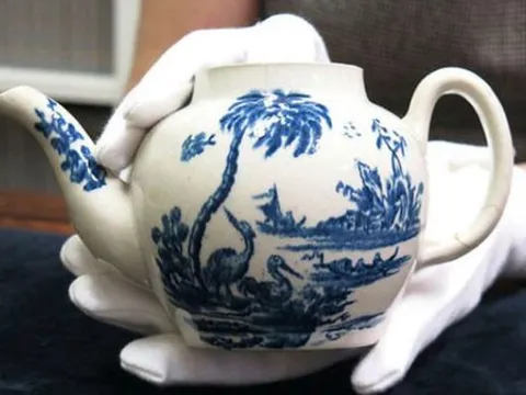 Người đàn ông mua chiếc ấm nứt vì đam mê, nào ngờ là đồ cổ 250 năm được định giá hơn 17 tỷ đồng