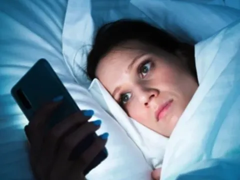 Tác hại của việc đặt điện thoại bên cạnh khi ngủ, chế độ nào giảm bức xạ tối đa của điện thoại?