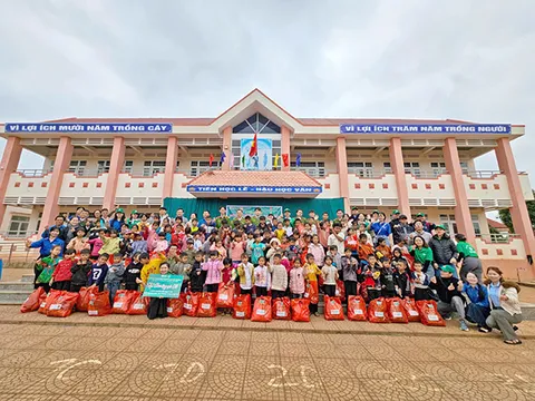 Đại học Đông Á mang ‘Tết ấm’ đến học sinh các tỉnh miền Trung-Tây Nguyên