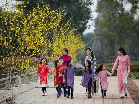 Người Việt chi hàng trăm tỷ đồng mua áo dài du xuân dịp Tết