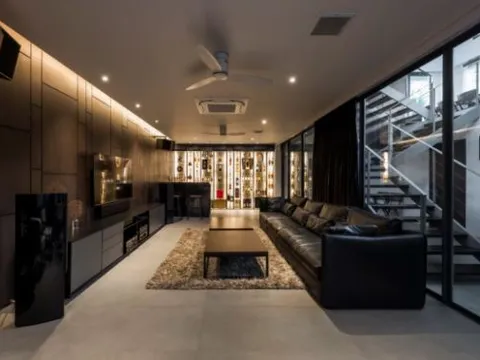 Sau 7 năm sống trong căn nhà mua giá 7 tỷ, người đàn ông sốc khi phát hiện chủ cũ vẫn ở tầng hầm