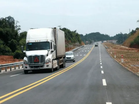 Vạch kẻ đường màu trắng và màu vàng có ý nghĩa là gì? Tài xế mơ hồ dễ bị phạt