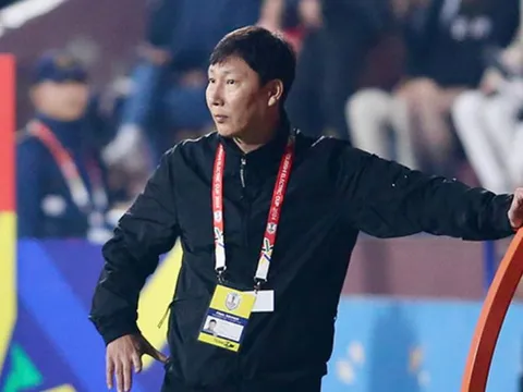 HLV Kim Sang Sik: ‘Ở V.League, cầu thủ Việt Nam chạm nhẹ là ngã’