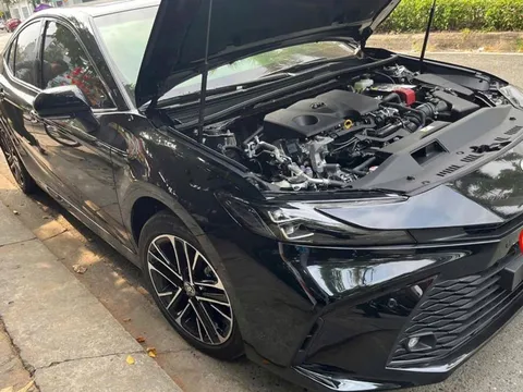 Vừa chạy 200km, Toyota Camry đời mới được rao bán với mức giá khó tin