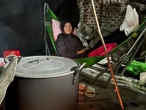 Tuyển thủ Đình Triệu trông bánh chưng chờ trời sáng