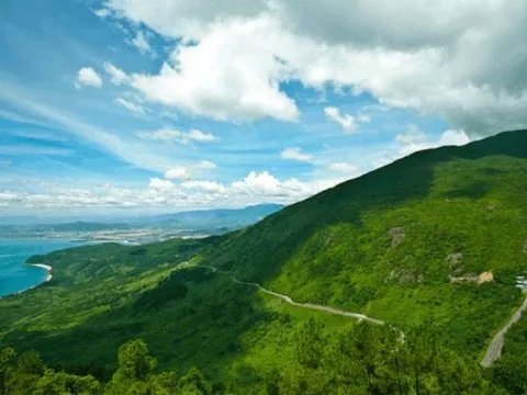 Những đỉnh núi cao nhất nằm trên dãy Hoàng Liên Sơn, cách mặt nước biển 3143m