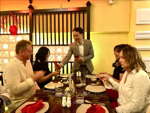 Du lịch nội địa Việt Nam hút khách 'Tây ăn Tết ta'