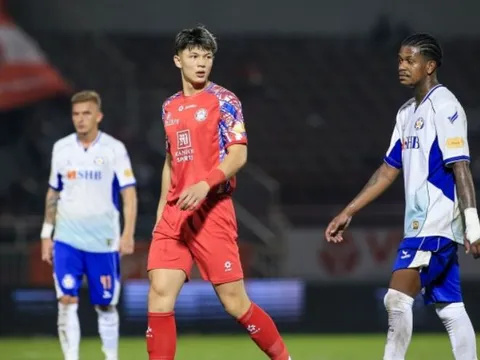 HLV Kim Sang-sik nhận món quà lớn, ĐT Việt Nam đón sao Việt kiều cao 1m90?