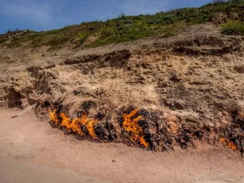 Đất nước sở hữu ngọn lửa vĩnh cửu cháy 4000 năm chưa bao giờ tắt, bất chấp mưa gió và tuyết rơi