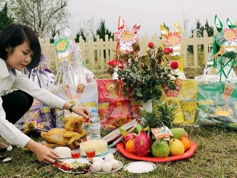 Người xưa dặn kỹ: 'Đói đến đâu cũng đừng ăn đồ cúng ở mộ', tại sao?