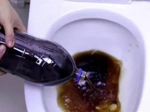 Ngoài việc để uống, Coca-Cola nó còn có những công dụng tuyệt vời này nhé! Rất dễ dàng để làm sạch vết bẩn