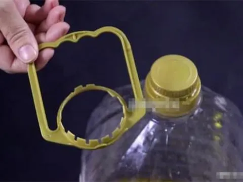 Đừng vội vứt tay cầm chai dầu ăn! Khám phá ngay những công dụng tuyệt vời, giải quyết 'nhanh gọn' nhiều rắc rối trong nhà