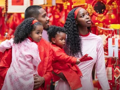 Jason Quang Vinh cùng vợ và 2 con mặc áo dài, dạo phố đón Tết ở Việt Nam