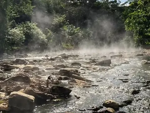 Bí ẩn về ‘dòng sông cháy’ có khả năng luộc chín bất cứ thứ gì rơi vào