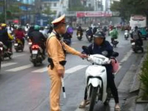 Theo quy định mới, đi xe máy ngược chiều có thể bị phạt tới 14 triệu đồng
