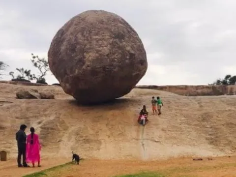 Hòn đá kì lạ ở Ấn Độ, đứng nghiêng 45 độ, đến cả một nhóm người cũng không đẩy nổi?