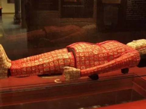 Bộ trang phục mai táng bị mộ tặc bỏ lại không thèm lấy, chuyên gia giám định phải ngỡ ngàng, trị giá thực sự hơn 8 nghìn tỷ đồng