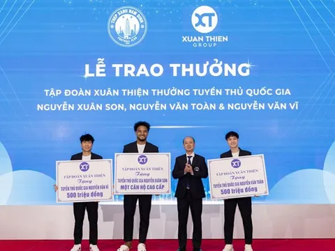 Nguyễn Xuân Son nhận quà hàng chục tỷ