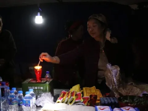 Độc lạ phiên chợ 'Âm - Dương' ở Bắc Ninh