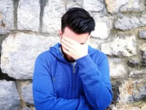 Mở ứng dụng trên điện thoại, người vợ tình cờ phát hiện bí mật "động trời" của chồng