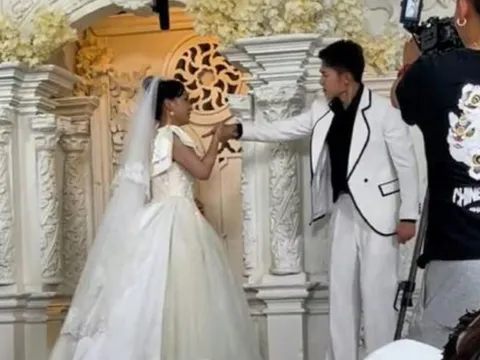 Đang làm lễ cưới thì chú rể phát hiện bị 'cắm sừng' liền song phi đạp ngã cô dâu và đòi hủy hôn