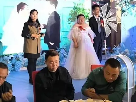 Chú rể 23 tuổi nặng 65 kg cưới cô dâu 43 tuổi nặng 115 kg, nhưng điều gây tranh cãi không phải ngoại hình hay tuổi tác mà vì điều này