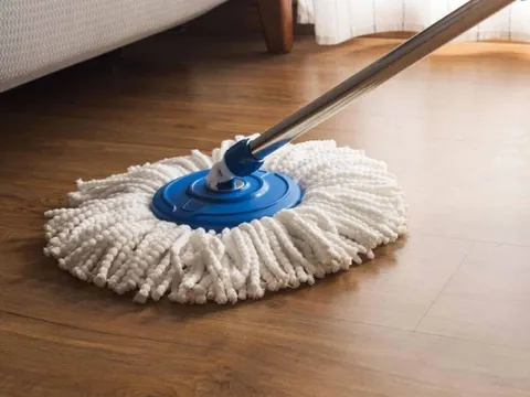 Lau sàn nhà 'nhàn tênh' mà vẫn sạch bóng: Mẹo hay giúp bạn tiết kiệm tối đa công sức, sàn nhà sạch đến không ngờ