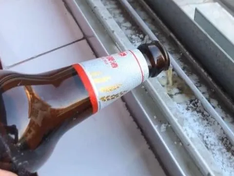 Đổ bia lên khe bậu cửa sổ, 10 người thì có 9 người không biết công dụng 'thần kì' của nó. Học mẹo hay để sử dụng nó cả đời