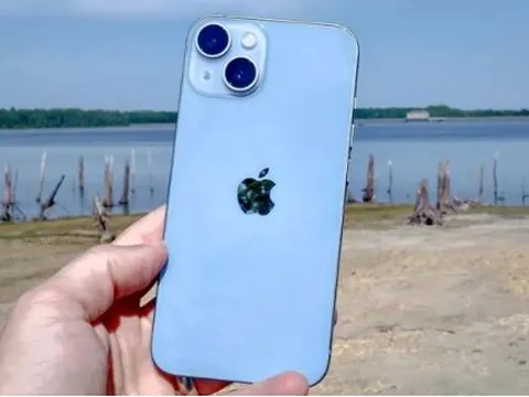 Giá iPhone 14 đập hộp tháng 2/2025 giảm thủng sàn, rẻ như rau quyết hạ đo ván Galaxy S24, Xiaomi 14