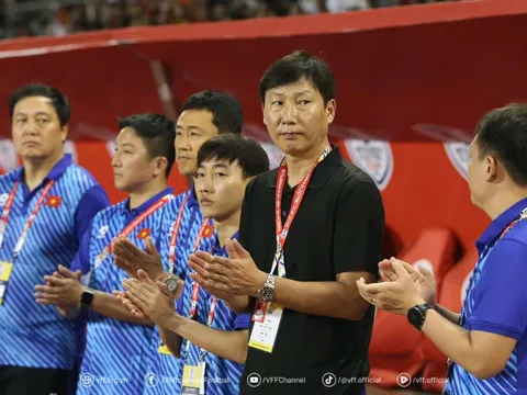 HLV Kim Sang Sik nhận 'món quà' từ châu Âu, ĐT Việt Nam rộng cửa giành ngôi vương Đông Nam Á