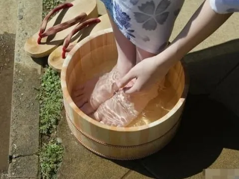 Trước khi đi ngủ, ngâm chân bằng giấm trắng có rất nhiều tác dụng nhưng đáng tiếc là nhiều người chưa biết