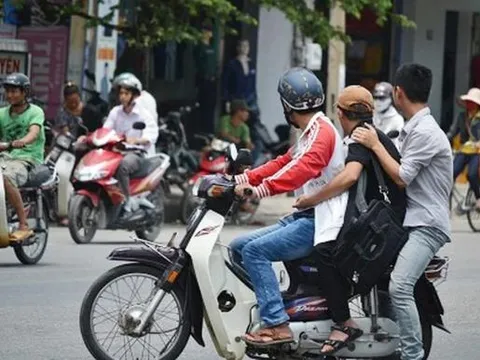 Mức phạt cao nhất đối với xe máy chở 3 người theo quy định mới là bao nhiêu?