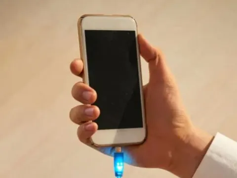 Khi sạc nên cắm điện thoại hay cắm sạc trước? Rất nhiều người đang làm sai