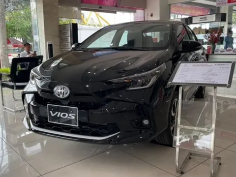 Giá lăn bánh Toyota Vios đầu tháng 2/2025 ‘rẻ như bèo’, đẩy Hyundai Accent và Honda City vào thế khó